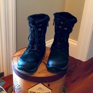 Womens black winter boots with faux fur lining